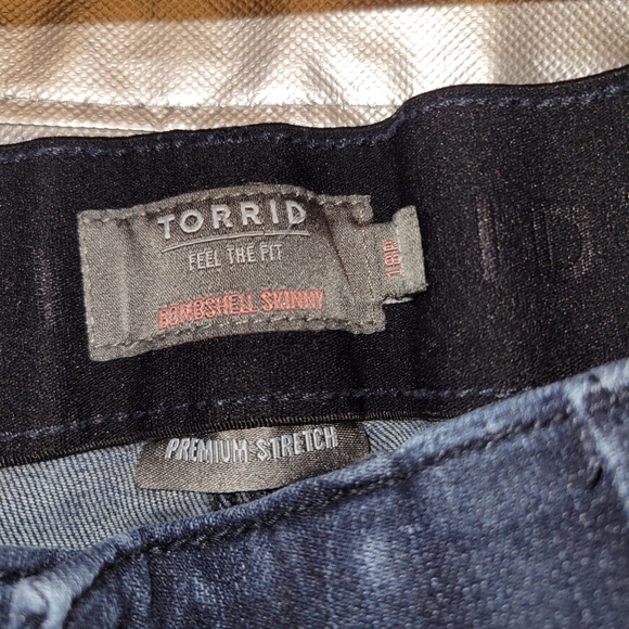 EUC Torrid Bombshell skinny Jeans 18R - Picture 3 of 5